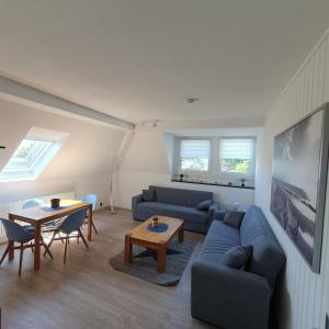 uma sala de estar com um sofá e uma mesa em Ferienwohnung Fernblick em Remscheid