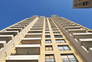 a tall building looking up at the sky at Apartamento Nicolás Tirado in Antofagasta