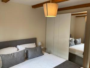 1 dormitorio con cama y espejo. en Ferienhaus Stralsundia en Stralsund