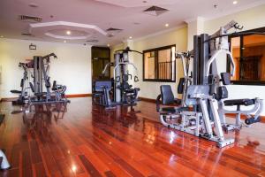 The fitness centre and/or fitness facilities at Royal Palace Hotel
