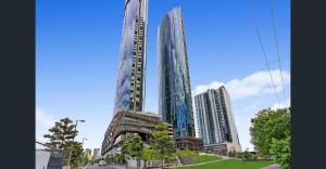 un grupo de edificios altos en una ciudad en Fantastic Urban Oasis, en Melbourne