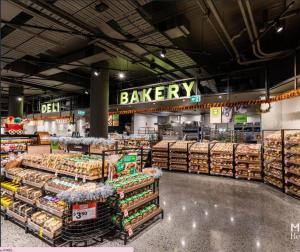 una tienda de comestibles llena de muchos alimentos diferentes en Fantastic Urban Oasis, en Melbourne