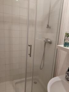 y baño con ducha, aseo y lavamanos. en Studio Rue de la Santé, en París