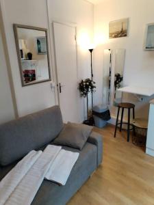 Studio Rue de la Santé في باريس: غرفة معيشة مع أريكة وطاولة
