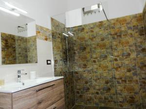 A bathroom at Camurria Sicilian B&B