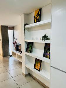 una habitación con estanterías blancas con libros en Sky View Escape en Windhoek
