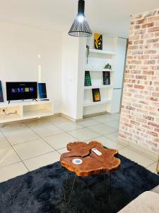 una sala de estar con una mesa en el centro en Sky View Escape, en Windhoek