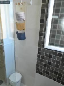 uma casa de banho com um chuveiro, um WC e uma janela. em BLUE 470 em Isla Cristina