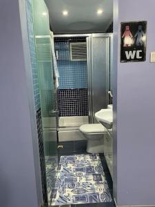 ein Bad mit einer Dusche, einem WC und einem Waschbecken in der Unterkunft İstanbul’un Merkezi in Istanbul