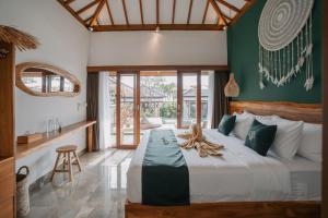 um quarto com uma cama grande num quarto em EHOA BALI Nyanyi Boutique Hotel em Tanah Lot