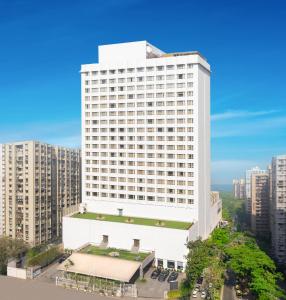 - une vue aérienne sur un grand bâtiment blanc dans l'établissement President - IHCL SeleQtions, à Mumbai