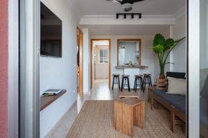 ein Wohnzimmer mit einem Sofa und einem Tisch in der Unterkunft Atico con terraza de 140 m2 in Benidorm