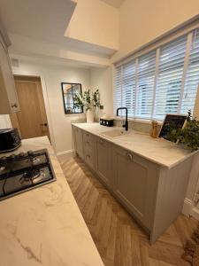 cocina con fregadero y encimera en Coastal Apartments No 1, en Seaham