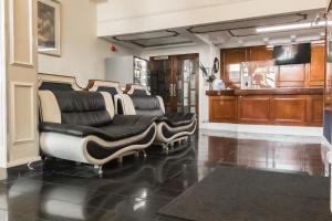 a living room with a couch and a tv at Gilson Hotel in Hull