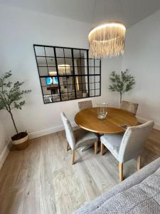 - une salle à manger avec une table et des chaises en bois dans l'établissement Coastal Apartments No 1, à Seaham