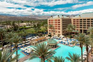 uma vista aérea do resort com uma piscina e palmeiras em Renaissance Esmeralda Resort & Spa, Indian Wells em Indian Wells