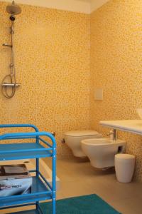 La salle de bains est pourvue de 2 lavabos et de 2 toilettes. dans l'établissement Il Caimano bed & breakfast, à Vulcano