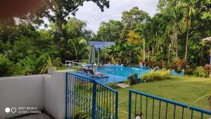 een huis met een zwembad in een tuin bij Sun House Rental in Mambajao