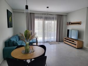 Televízia a/alebo spoločenská miestnosť v ubytovaní Olea Valley Villa T2