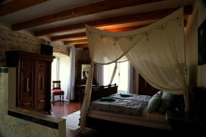 - une chambre avec un lit à baldaquin dans l'établissement Eco Residence Rokotovi, à Stari Grad