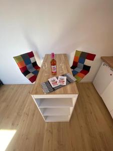 einen Tisch mit Weingläsern und eine Flasche darauf in der Unterkunft Studio lumineux hypercentre in Mont-de-Marsan