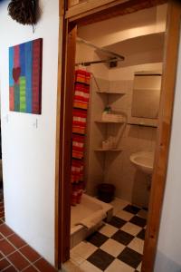 La salle de bains est pourvue de toilettes et d'un lavabo. dans l'établissement Eco Residence Rokotovi, à Stari Grad