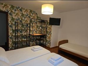 a small room with two beds and a tv at Casa vacacional Mirador de San Vicente in Serdio
