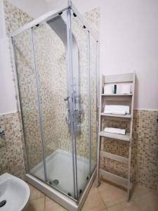 uma cabina de duche na casa de banho com um lavatório em Casa Vacanza Athena em Fiumicino
