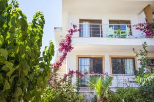 una casa con flores delante en Flat w Nature View Balcony 1 min to Beach in Datca, en Datça
