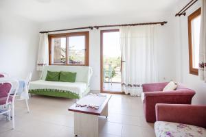 een woonkamer met een bank en 2 stoelen bij Flat w Nature View Balcony 1 min to Beach in Datca in Datca