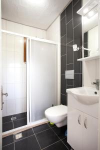 een badkamer met een douche, een toilet en een wastafel bij Flat w Nature View Balcony 1 min to Beach in Datca in Datca