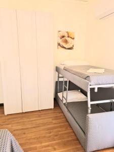 1 dormitorio con litera y armario en Hotel Perla Del Mare, en Lido di Camaiore