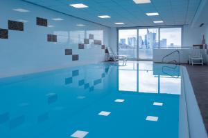 a swimming pool with a view of a city at Luxus Apartment mit Skyline View. in Frankfurt
