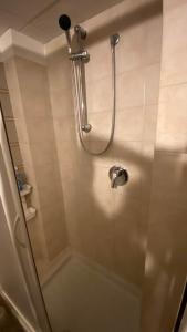 y baño con ducha y puerta de cristal. en Umbria Green Central Rooms, en Castiglione del Lago