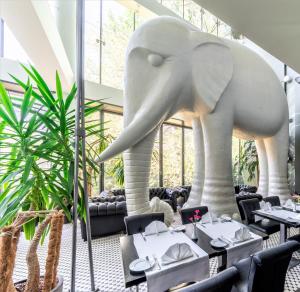 Majoituspaikan Rixwell Elefant Hotel ravintola tai vastaava paikka