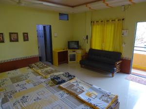 TV a/nebo společenská místnost v ubytování Jogalekar Cottage Alibaug