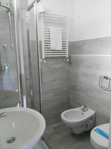 La salle de bains est pourvue d'un lavabo, de toilettes et d'une douche. dans l'établissement Hotel Villa Mon Reve, à Rimini