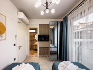 una camera con letto, TV e finestra di Luxurious Villa w Pool Sauna Patio in Fethiye a Fethiye