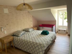 Un dormitorio con una cama grande y una ventana en La maison Mousseaux, Centre ville 2 chambres, en Châteauroux