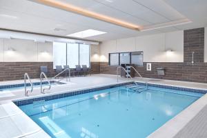 Fairfield Inn & Suites by Marriott Penticton في بينتيكتون: مسبح في غرفة الفندق مع مسبح كبير