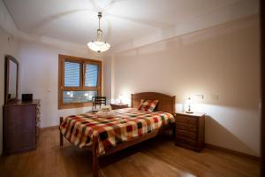 sypialnia z łóżkiem, komodą i oknem w obiekcie Santa Clara Residence w Lizbonie