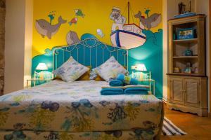 een slaapkamer met een groot bed met een blauw hoofdeinde bij Casa da Balea in Corcubión