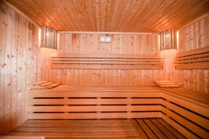 una sauna con paredes de madera y un reloj en ella en Ośrodek Wypoczynkowy Bernadetta en Murzasichle