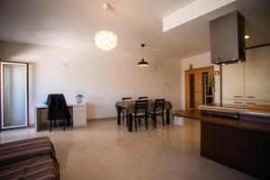 eine Küche und ein Esszimmer mit einem Tisch und Stühlen in der Unterkunft Santa Clara Residence in Lissabon