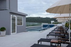 Bazén v ubytování Kantary Hotel Banchang nebo v jeho okolí
