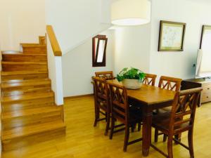 - une salle à manger avec une table, des chaises et des escaliers dans l'établissement El Mirador de Lobos Fuerteventura, à Corralejo