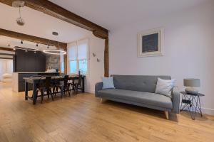sala de estar con sofá y mesa en Moderno y Lujoso en el Historico Casco Viejo, en Bilbao