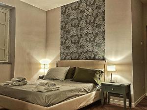 a bedroom with a bed with two towels on it at Il Teatro in Acquapendente