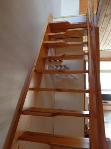 Un escalier en bois mène à une chambre. dans l'établissement Rivitalon huoneisto Tahkolla, à Tahkovuori
