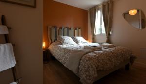 a bedroom with a bed with white sheets and a window at Les rives de l’Indre. Parking gratuit. Lit 160CM in Châteauroux